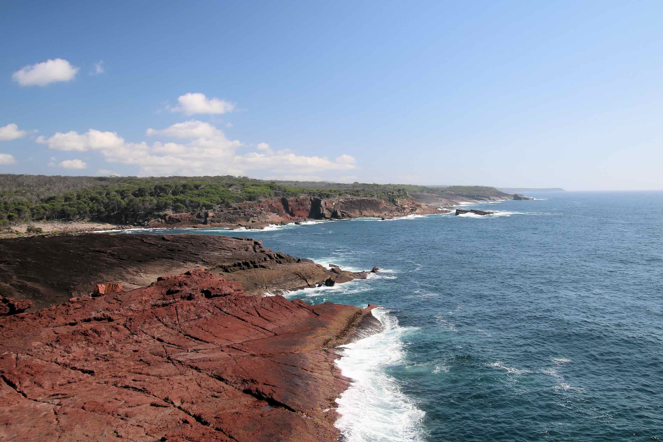 Red,Shale,On,The,Sapphire,Coast.,Pulpit,Rock,In,Beowa